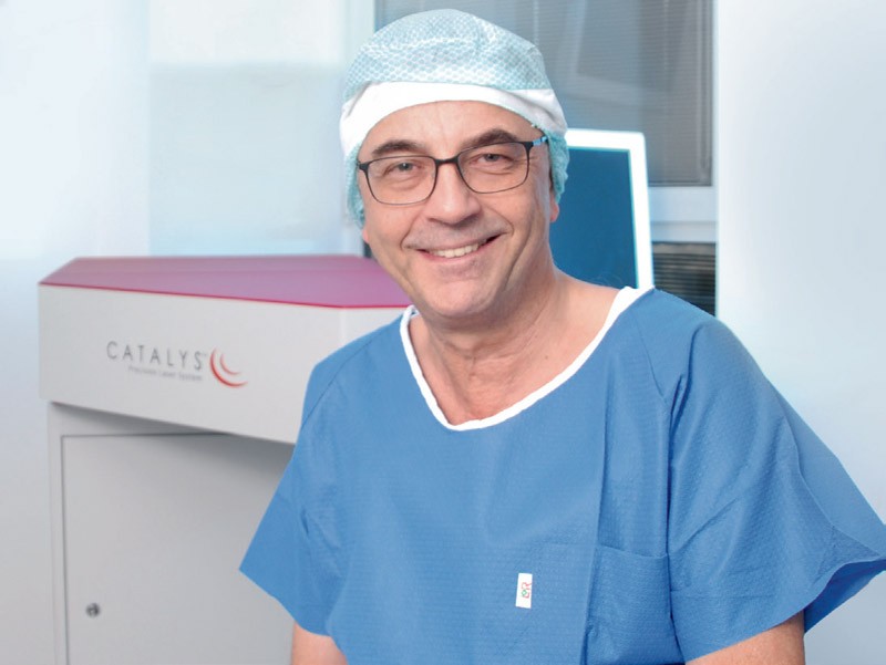 Dr. Wolfgang Wichmann operiert mit Hilfe eines Femtosekundenlasers