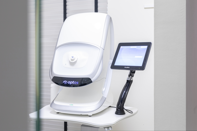 Optos Augenuntersuchungsgerät mit Touchscreen-Monitor, bereit für den Einsatz durch das klinische Team.